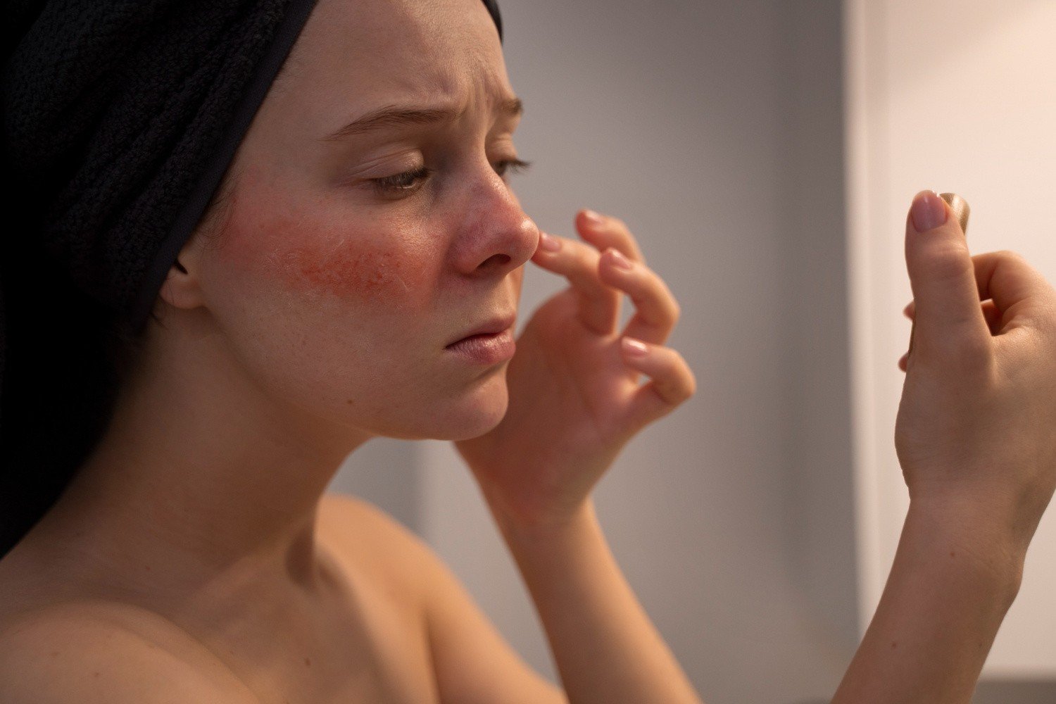 szampon przeciwlupuezowy czerwoba skora na twarzy po umyciu plamy