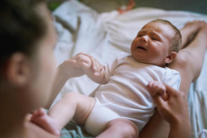 dlaczego niemowle płacze pidczas zmianie pieluchy