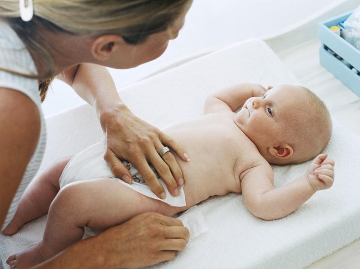 kremowanie niemowlaka przy zmianie pieluchy