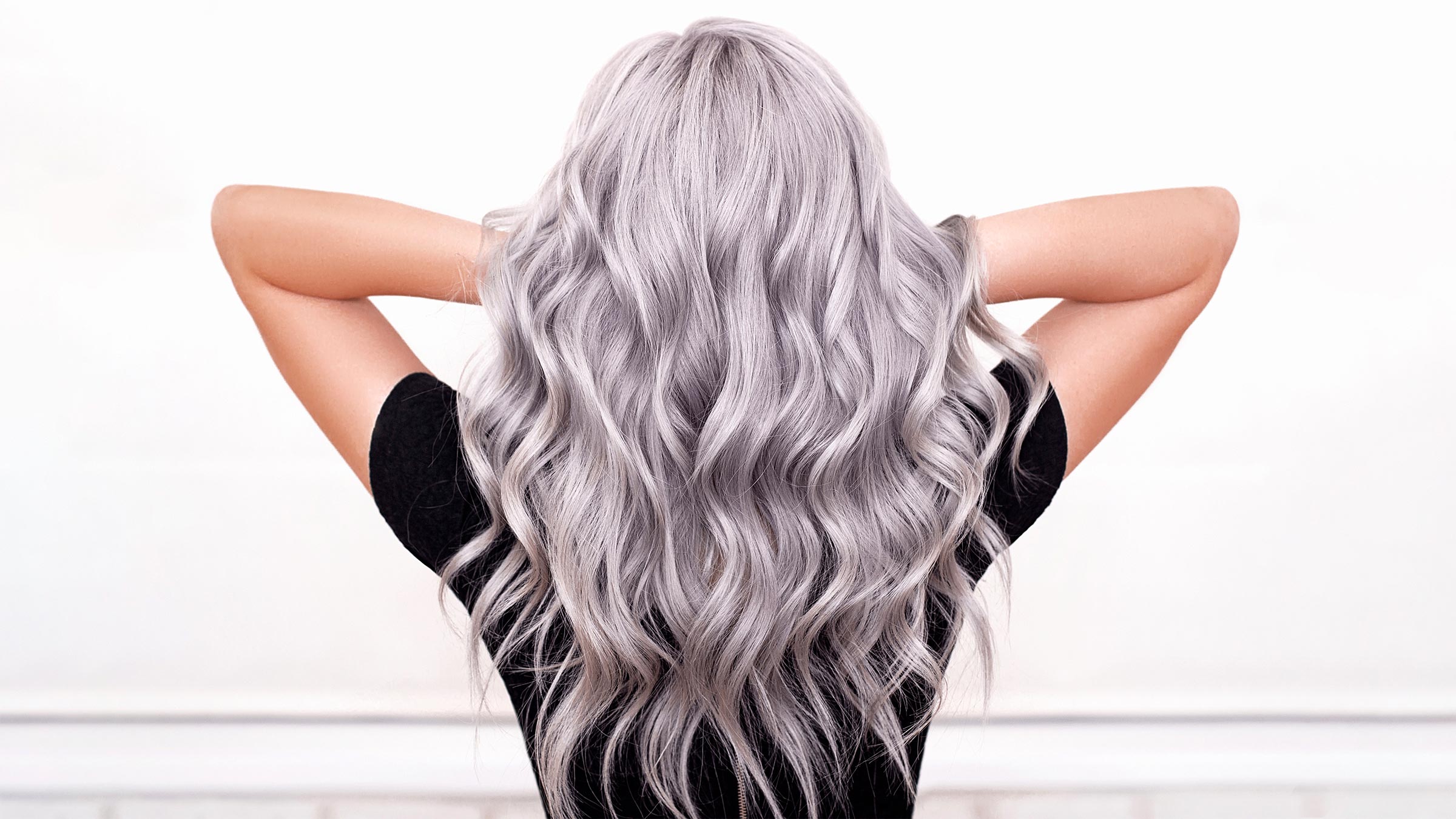 niebieski szampon na siwe włosy