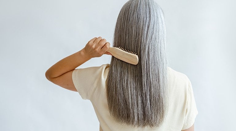 szampon pokrywajacy siwe włosy